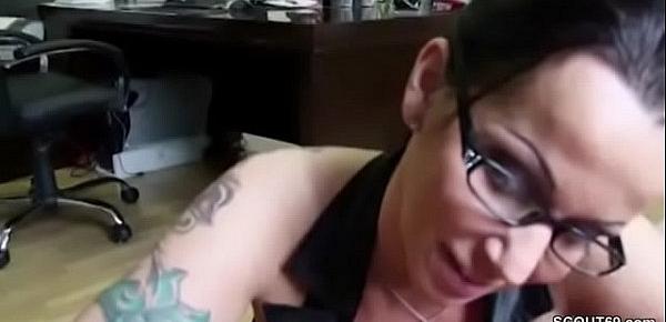 Geile MILF Chefin in Strapse fickt den Azubi Teeny durch